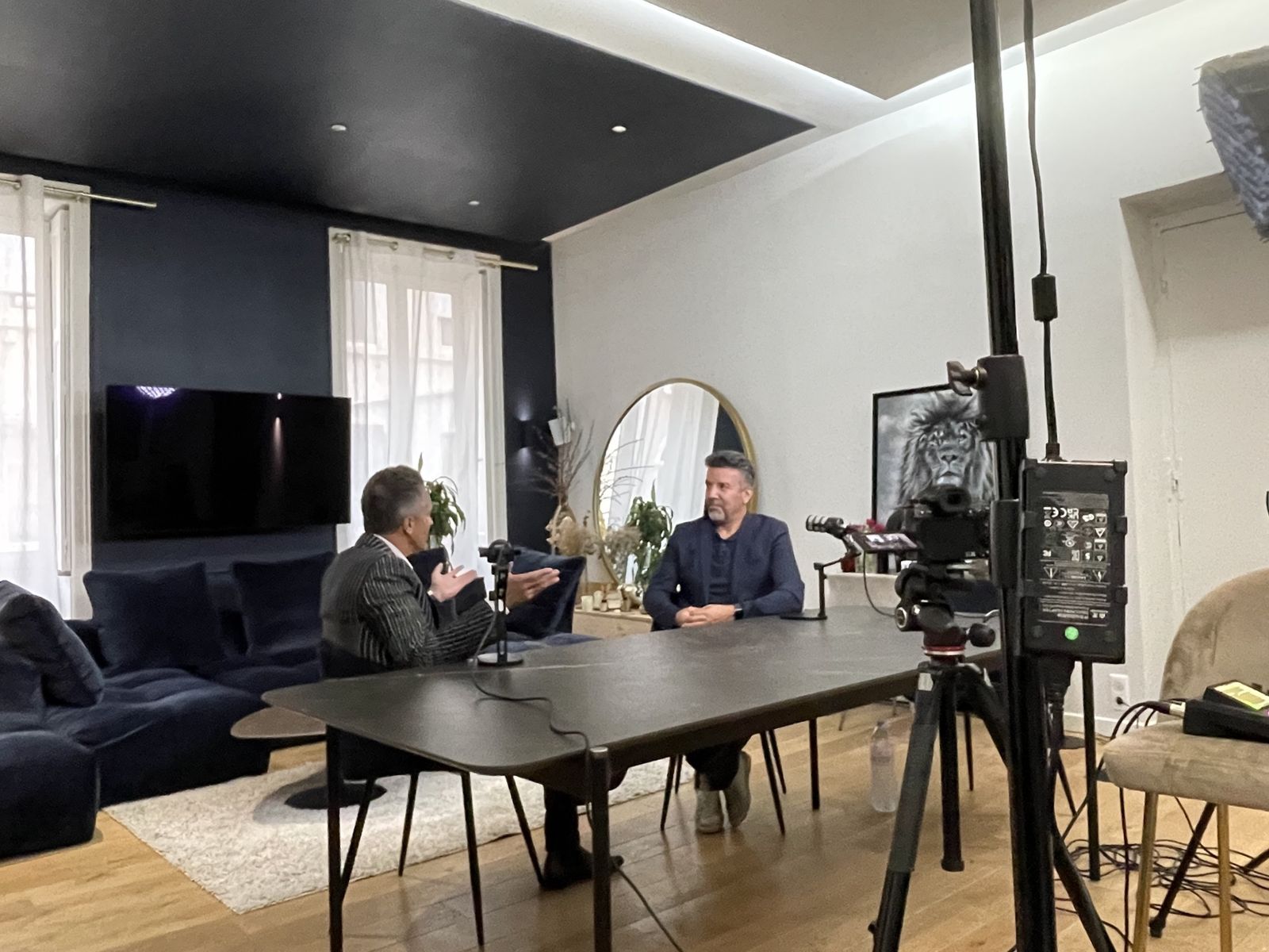 Enregistrement d'une interview podcast autour de la grande table de la WinHome, caméra au premier plan