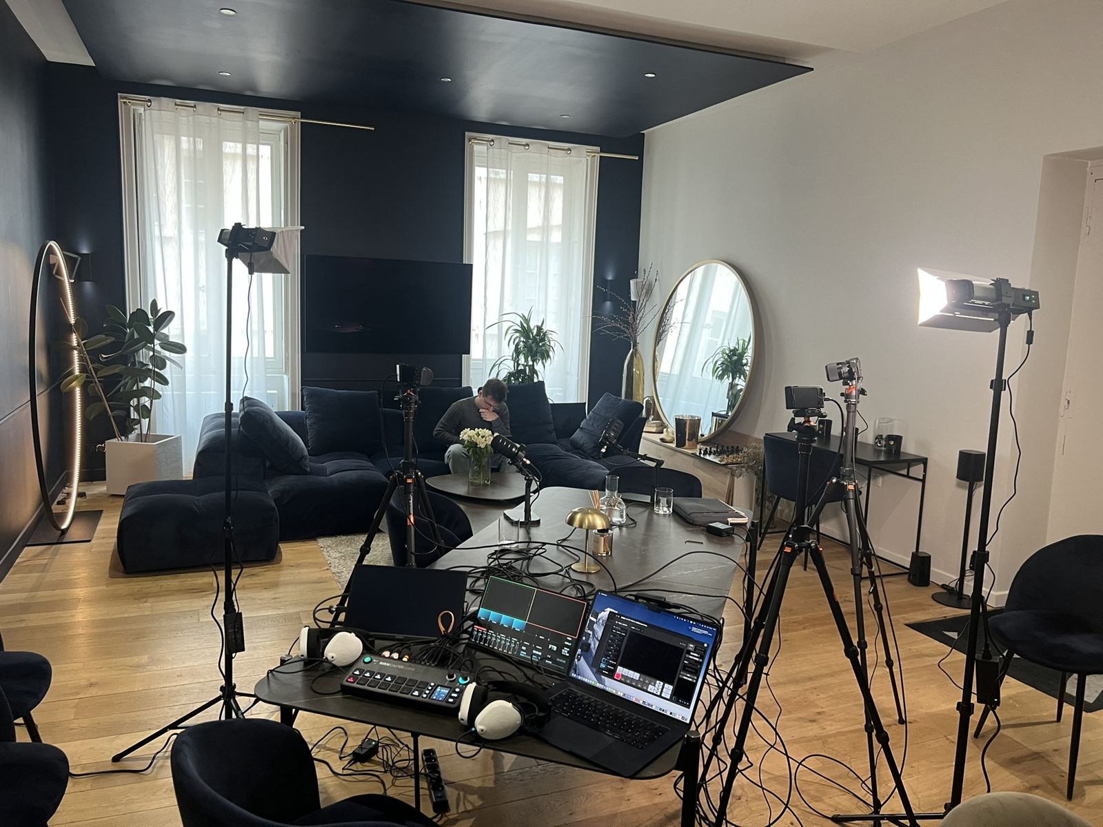 Plateau de podcast vidéo installé à la WinHome : trois caméras, micros, projecteurs et console de mixage sur la grande table
