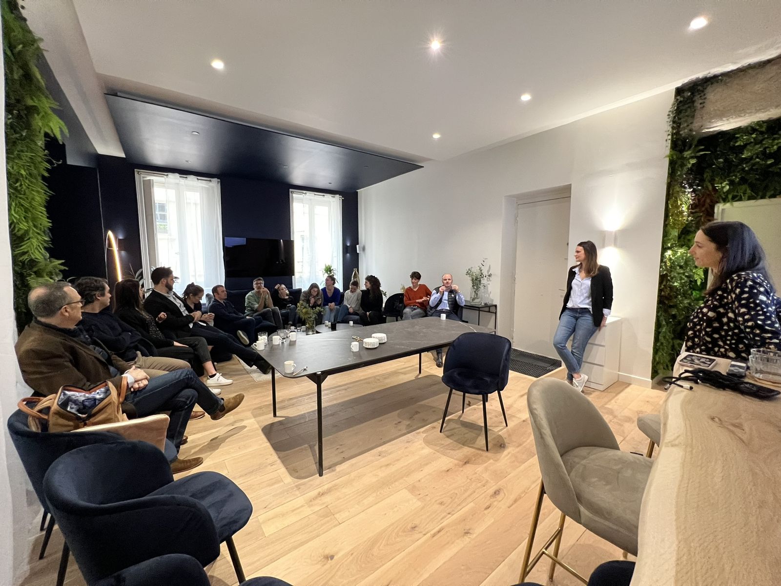Une vingtaine de membres WinOrWin réunis en cercle dans le salon de la WinHome