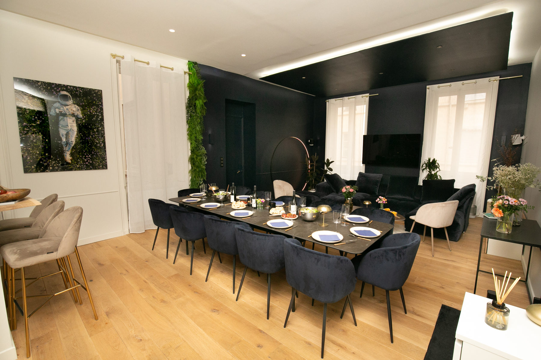 Salon de prestige de 50 m² avec grande table de réunion