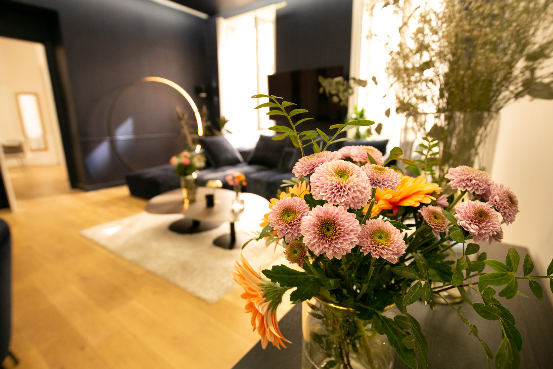 Salon de la WinHome avec canapé bleu et fleurs