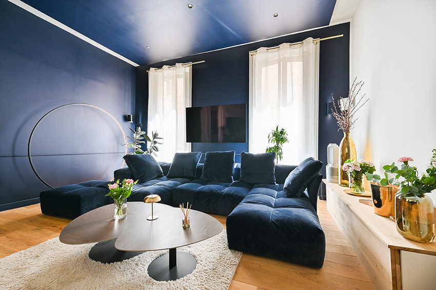 Salon bleu avec écran